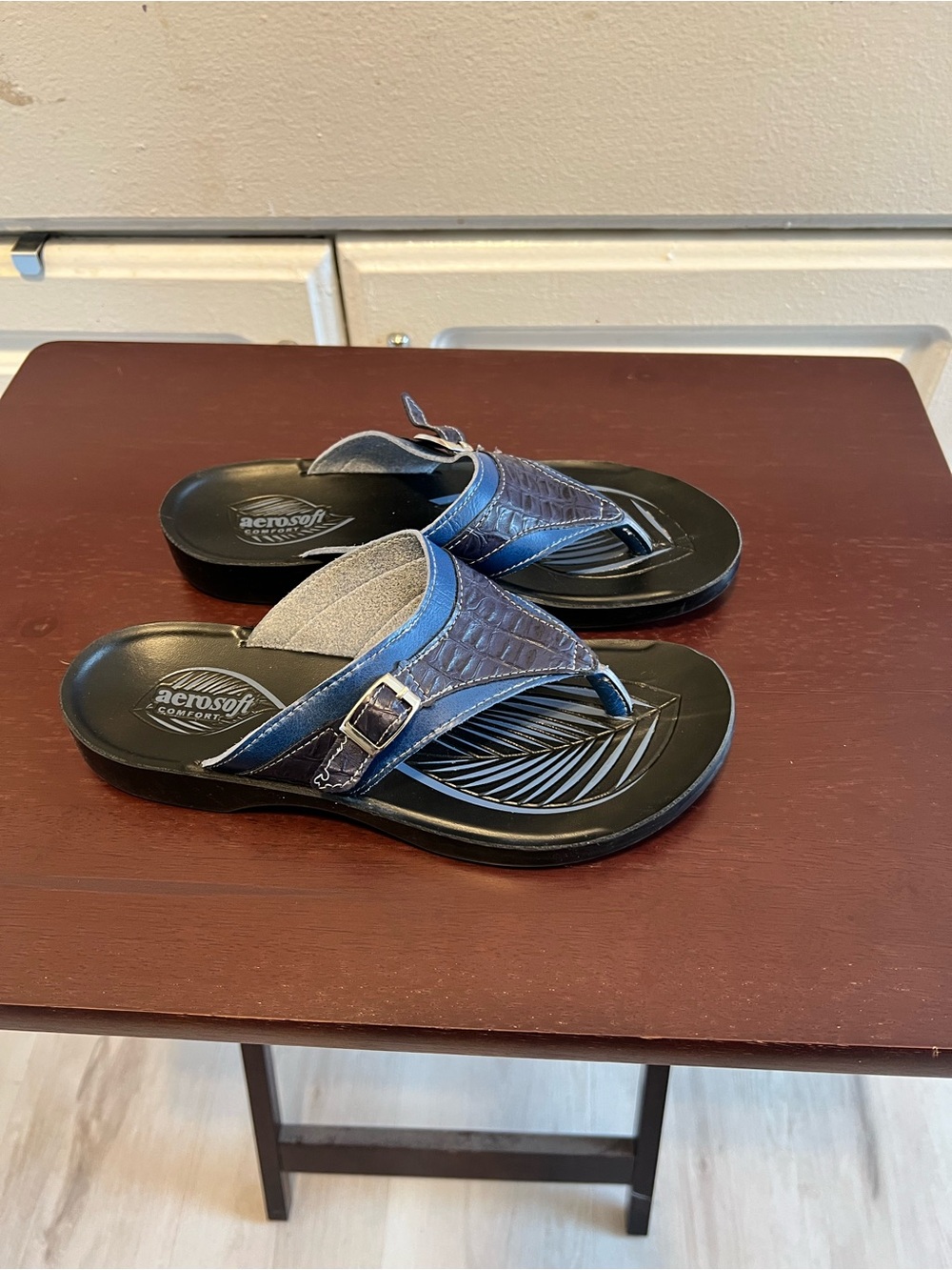 Aerosoft Comfort Sandals Blue
Crocodile Buckle Thong Women's Size 6